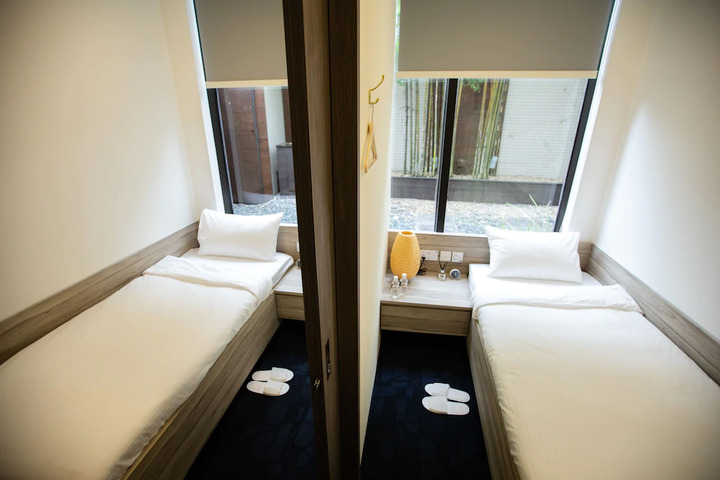 Room 3 of 7