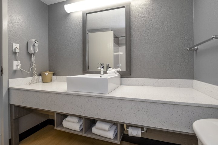 2 Double Beds Accessible (12 of 15)
