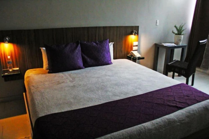 Room 10 of 32