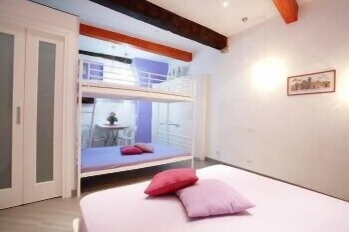 Room 4 of 25