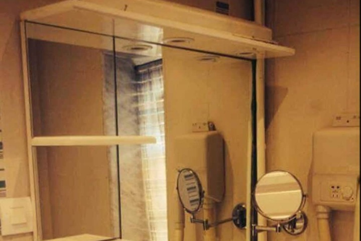 Room 8 of 18