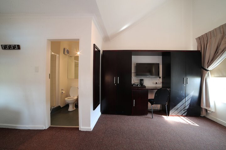 Room 13 of 19