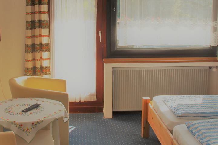 Room 4 of 33