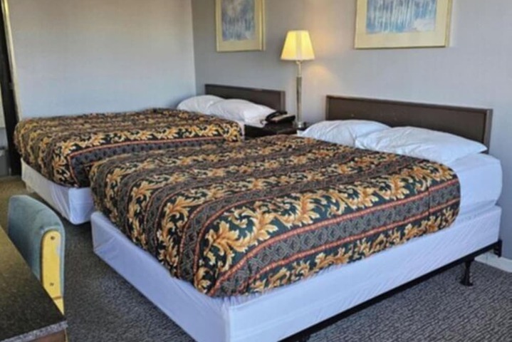 1 Queen Bed (8 of 8)