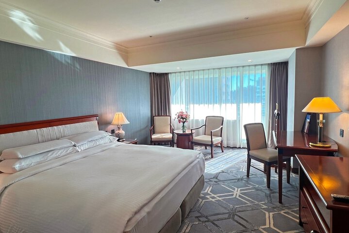 Room 10 of 93