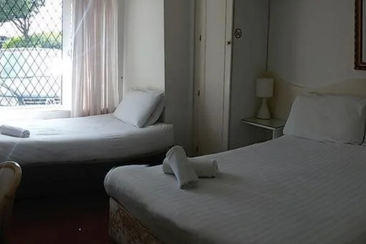 Room 4 of 16