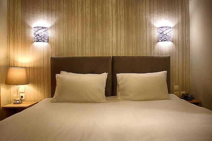 Room 11 of 27