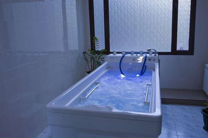 Hot Tub 29 of 52