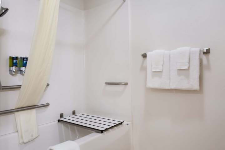 2 Queen Beds Flat Screen Television Microwave and Refrigerator, Continental Breakfast (4 of 18)