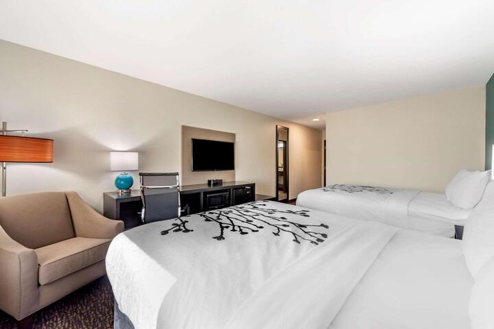 2 Queen Beds (3 of 8)