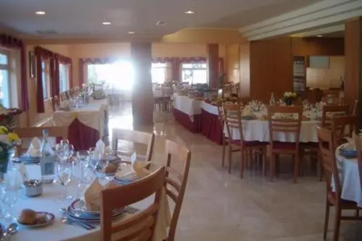 Dining 4 of 4