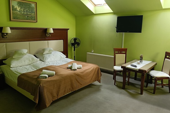 Room 16 of 77