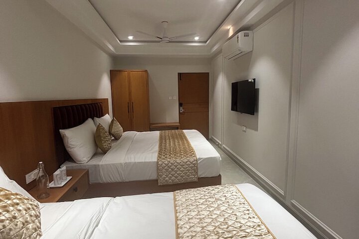 Room 13 of 32