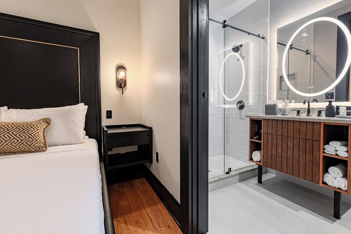 Room 102 of 341