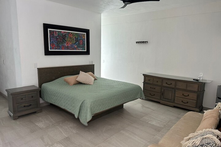 Room 4 of 9