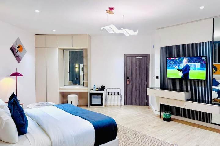 Room 13 of 36
