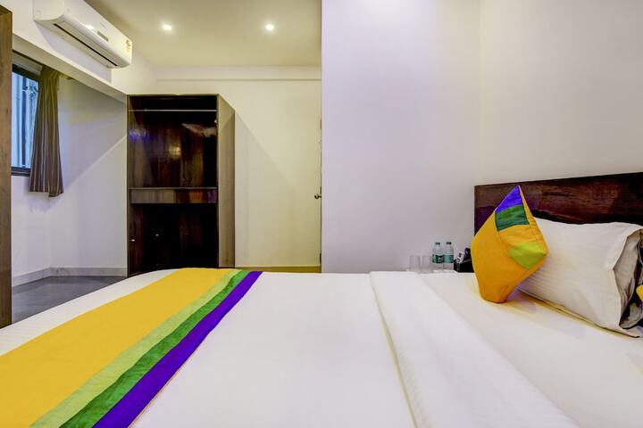 Room 13 of 27