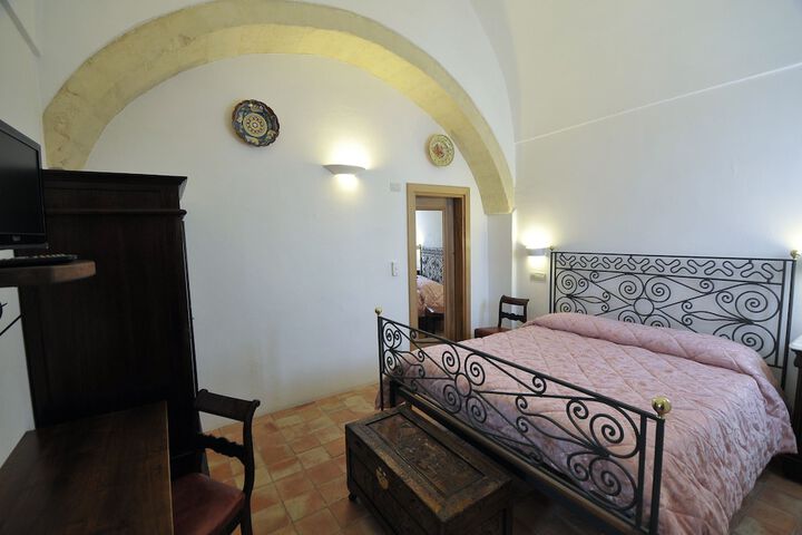 Room 4 of 37