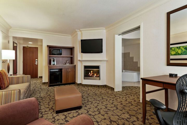 Lounge 30 of 53