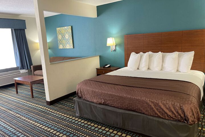 1 King Bed - Wireless High Speed Internet, Microwave and Refrigerator, Coffee Maker Iro (1 of 10)