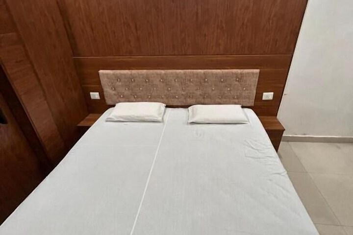 Room 5 of 12