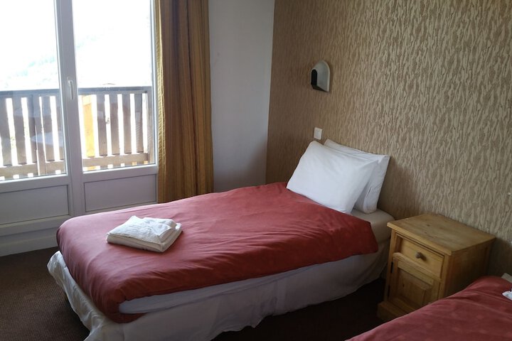 Room 2 of 6