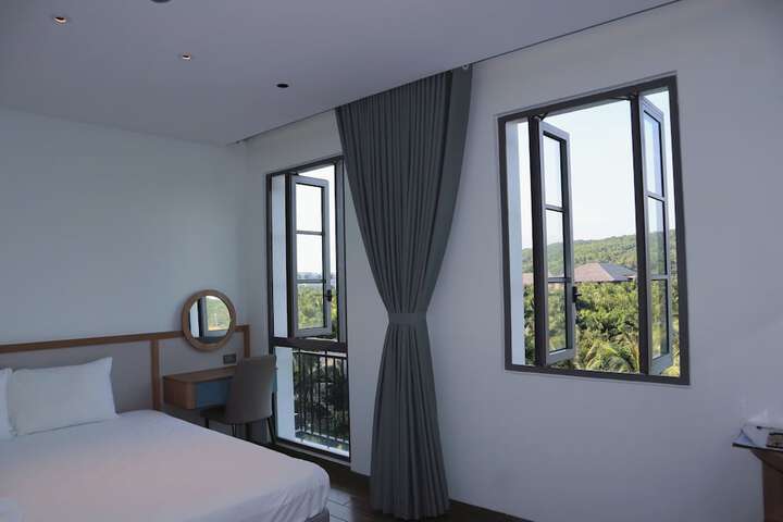 Room 6 of 18
