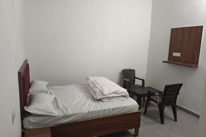 Room 4 of 12