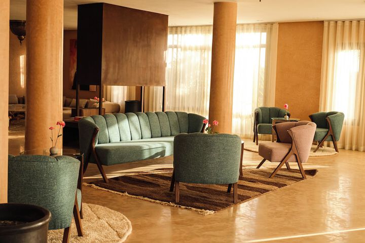 Lounge 20 of 28