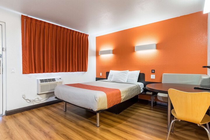 1 Queen Bed Refrigerator (14 of 16)