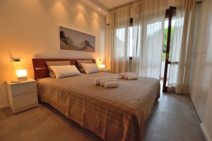 Room 2 of 16