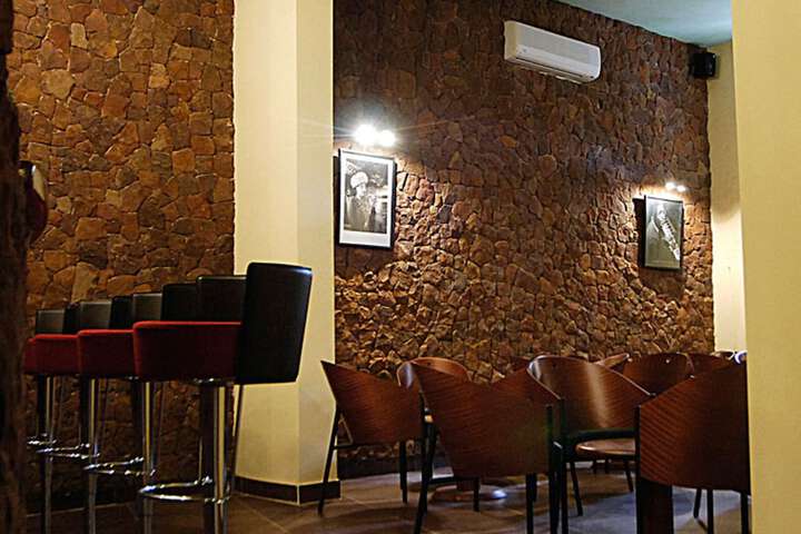 Lounge 18 of 28