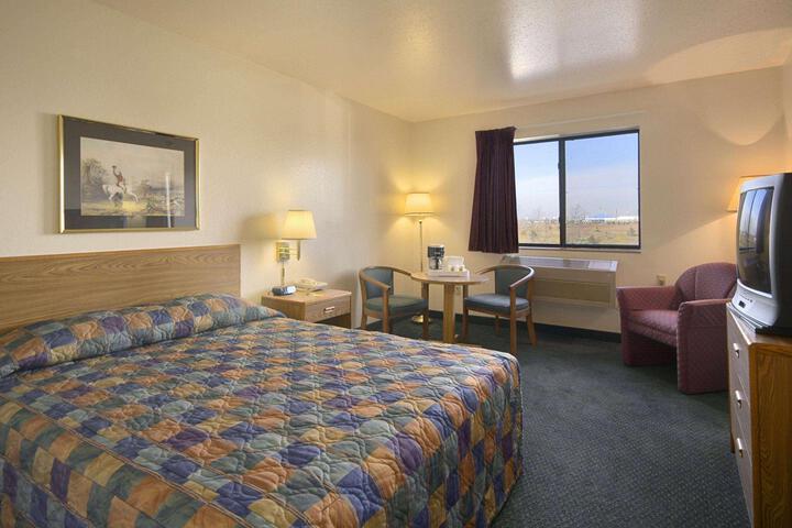 1 Queen Bed (5 of 7)