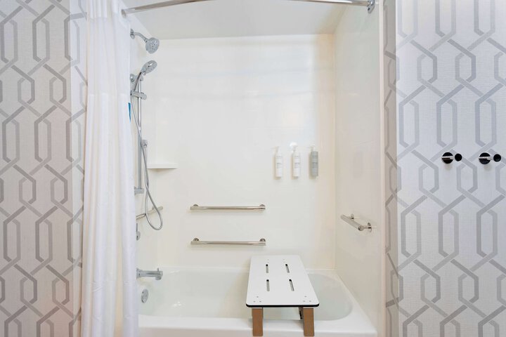 2 Queen Beds Hearing Accessible (2 of 11)