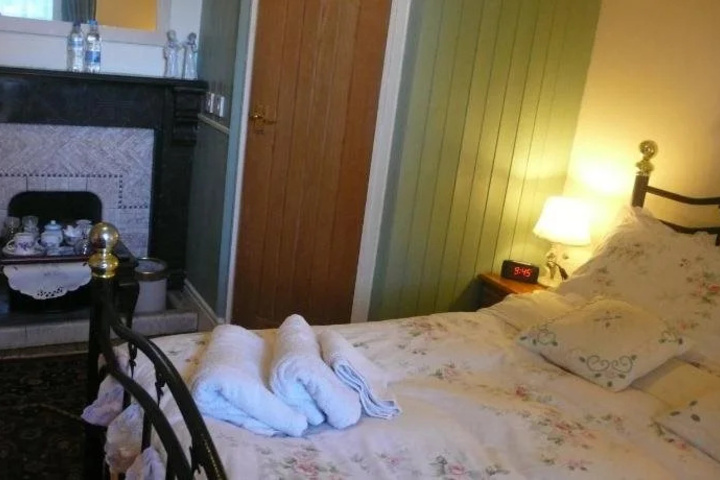 Room 5 of 10
