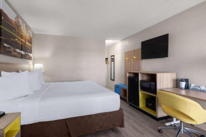 1 King Bed (4 of 17)