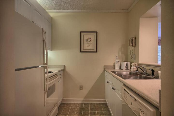 Villa Queen Bed (4 of 11)