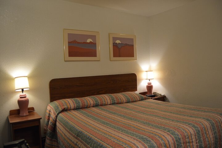 Single Queen Bed (3 of 3)