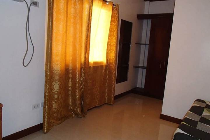 Room 9 of 32