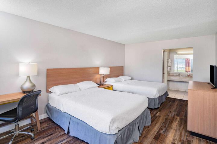 1 King Bed (2 of 10)