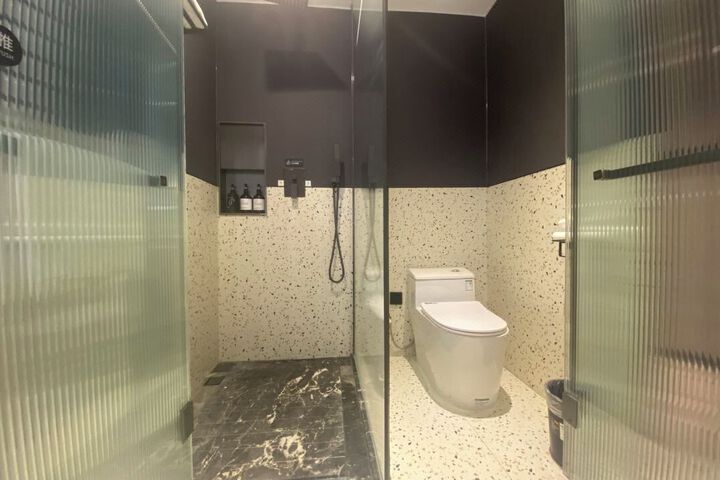 Room 16 of 18