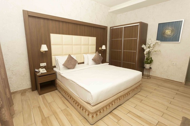 Room 12 of 83