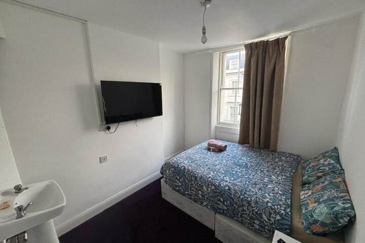 Room 5 of 18