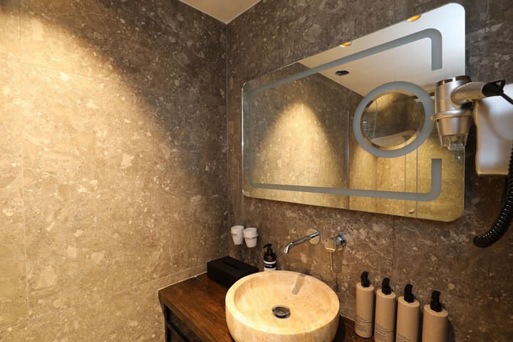 Room 42 of 77
