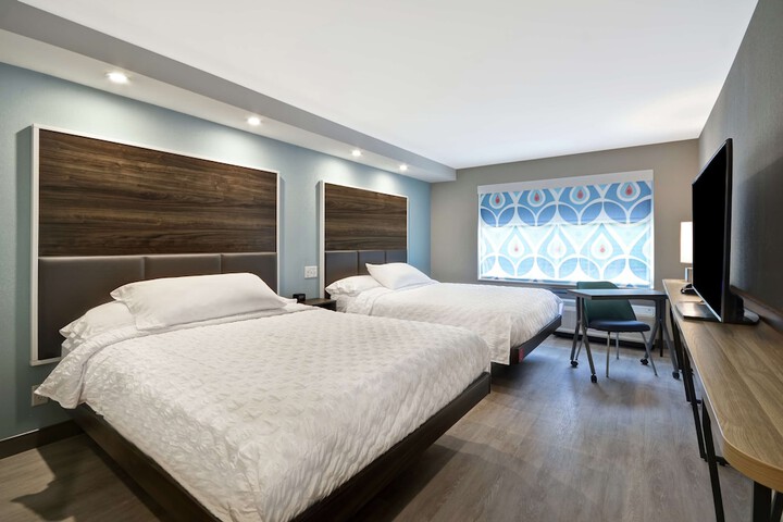2 Queen Beds (11 of 14)