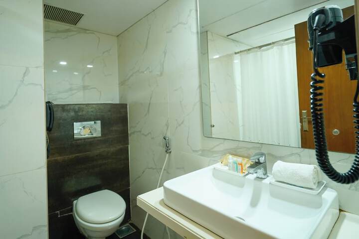 Room 33 of 64