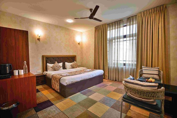 Room 4 of 16