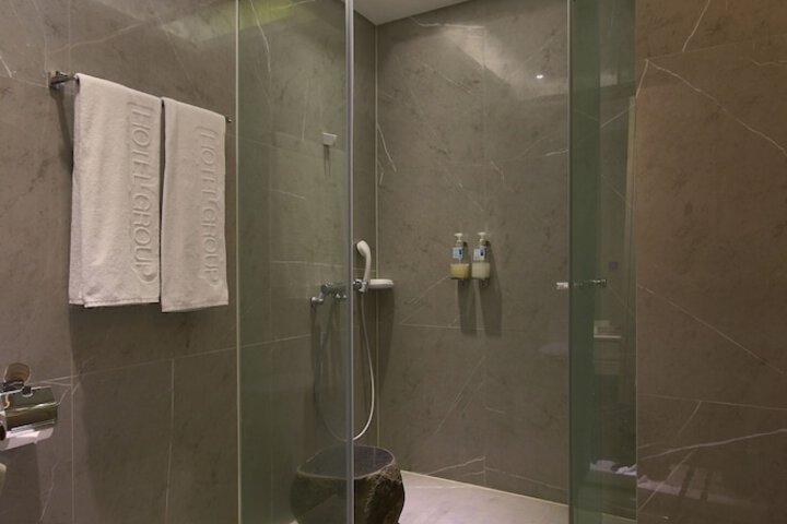 Room 15 of 28