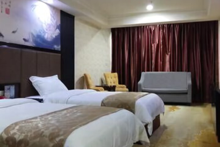 Room 6 of 8
