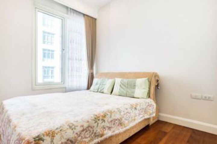 Room 7 of 12